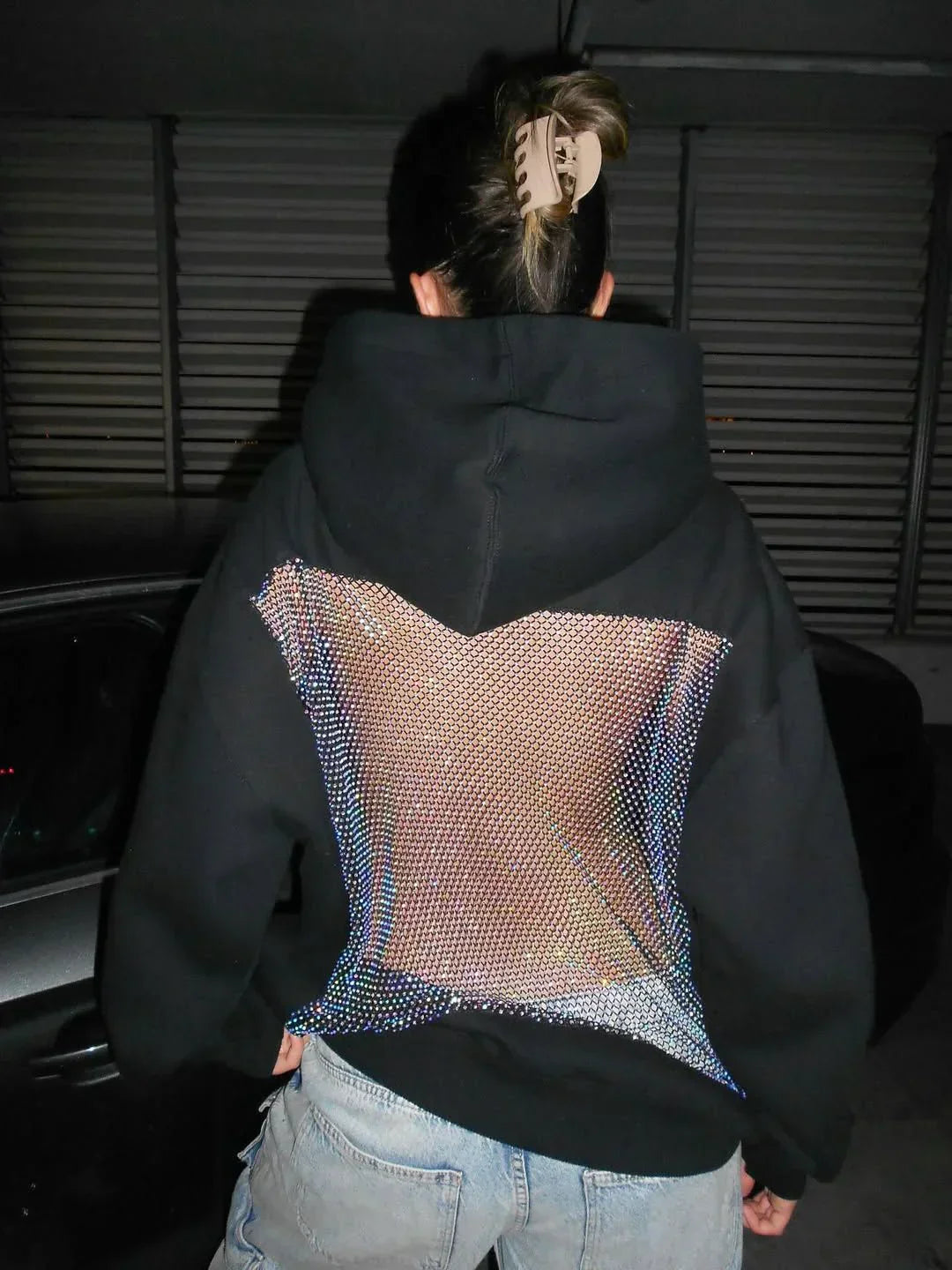 BackStageGlow | Quand les lumières s'allument, ce sweat à capuche ne brille pas seulement, il domine l'espace