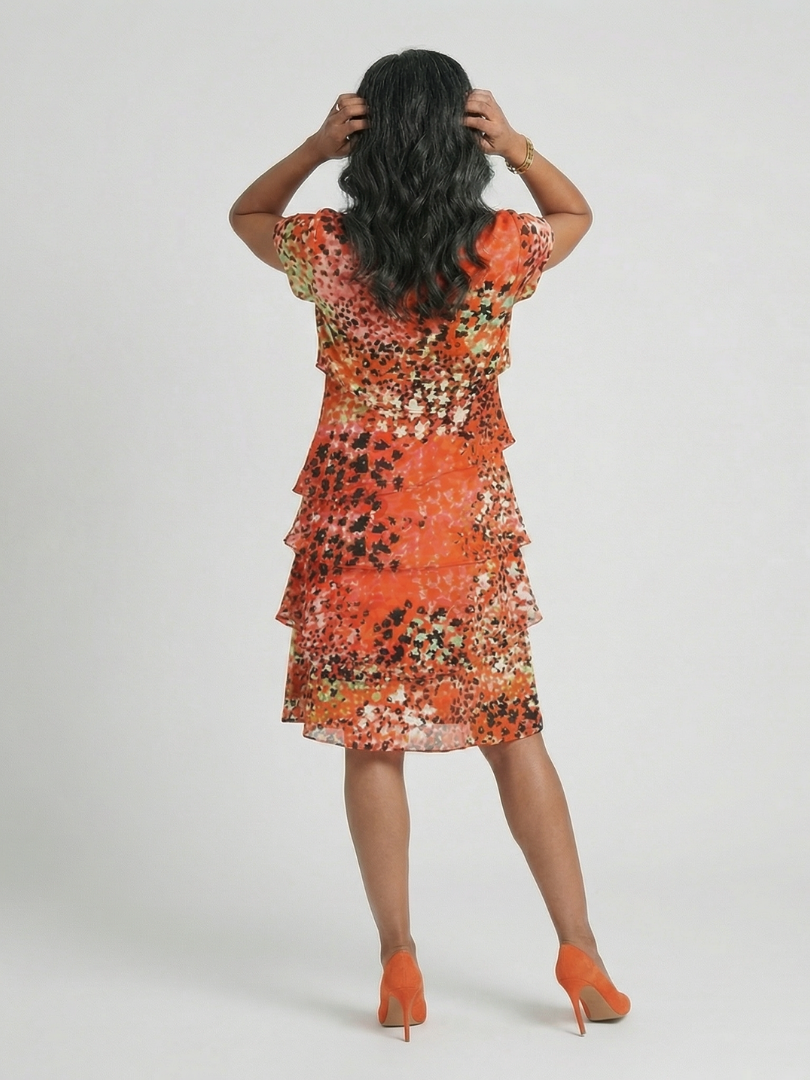Evania | Robe à manches courtes de longueur genou à motif éparpillé