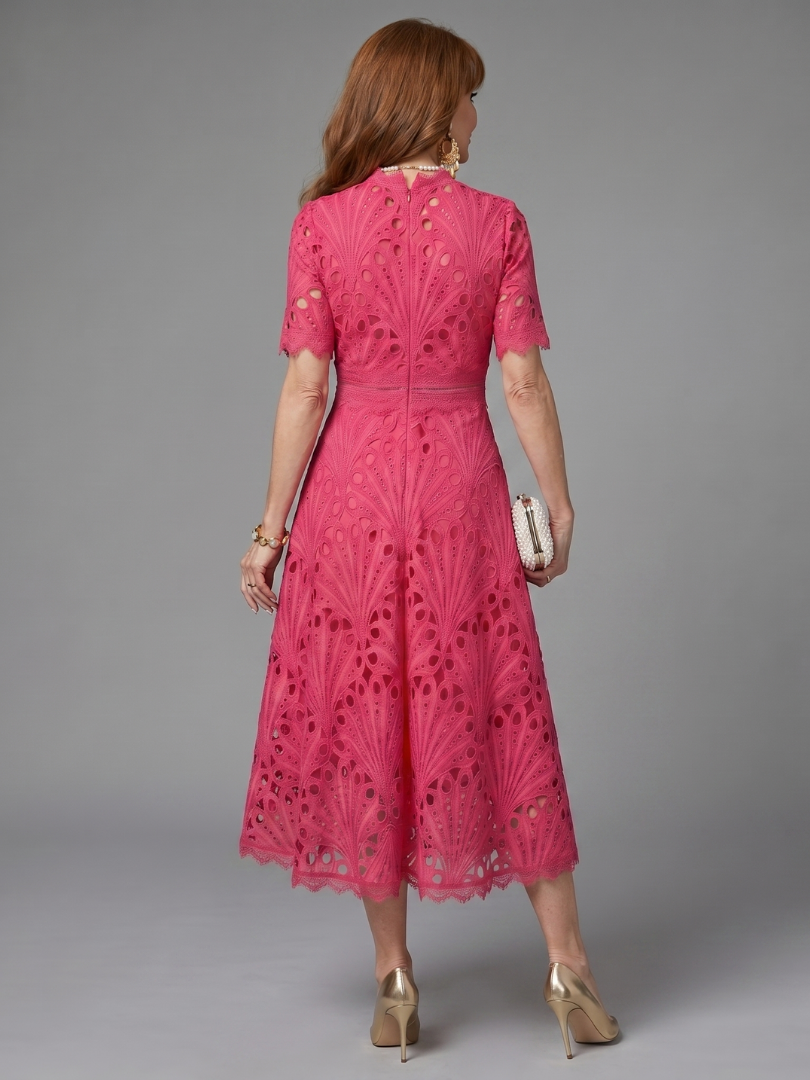 Juno | Robe midi ajustée en dentelle à œillets à manches courtes