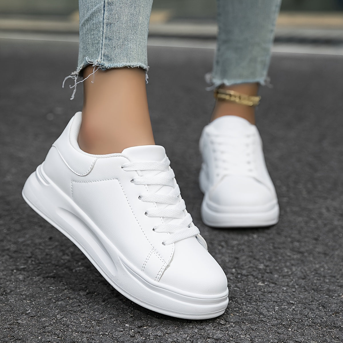 Baskets à lacets pour femmes blanches avec surface lisse