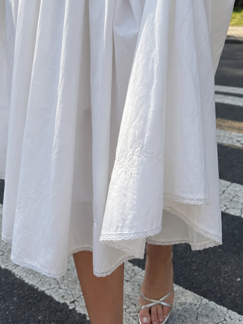 Neime | Robe midi à bretelles et jupe évasée avec boutons