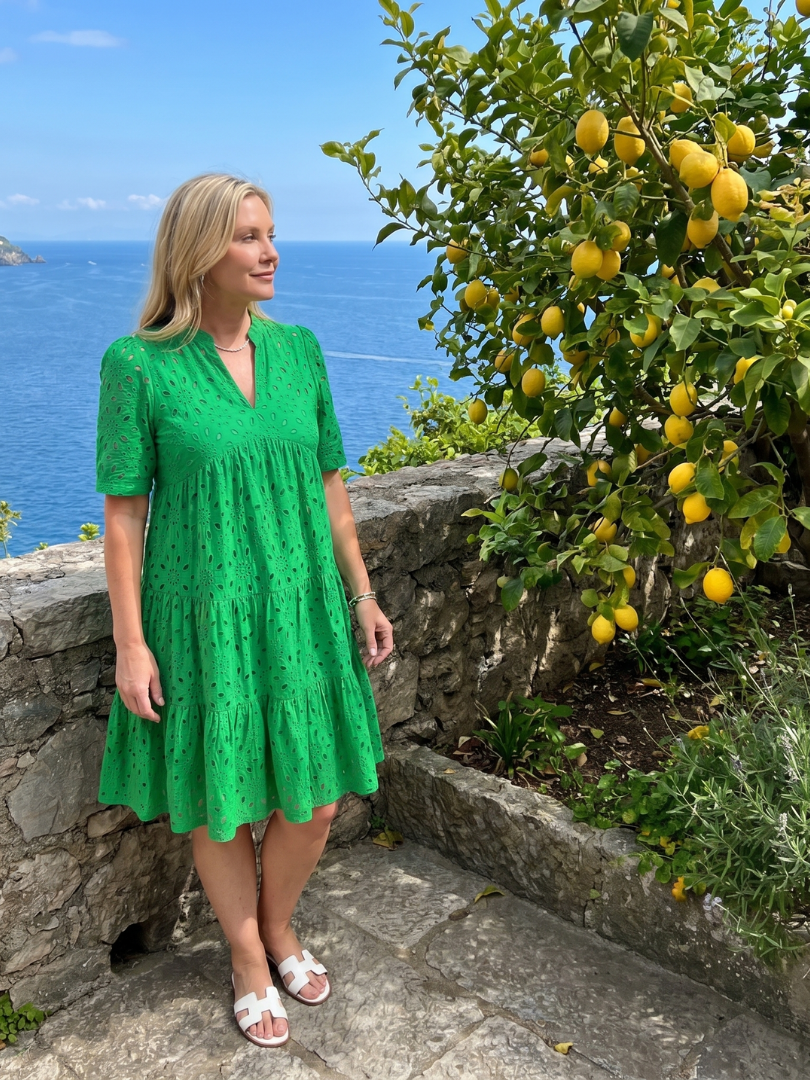 Nicolette | Robe à Manches Courtes avec Détails en Broderie Anglaise, Longueur Genou