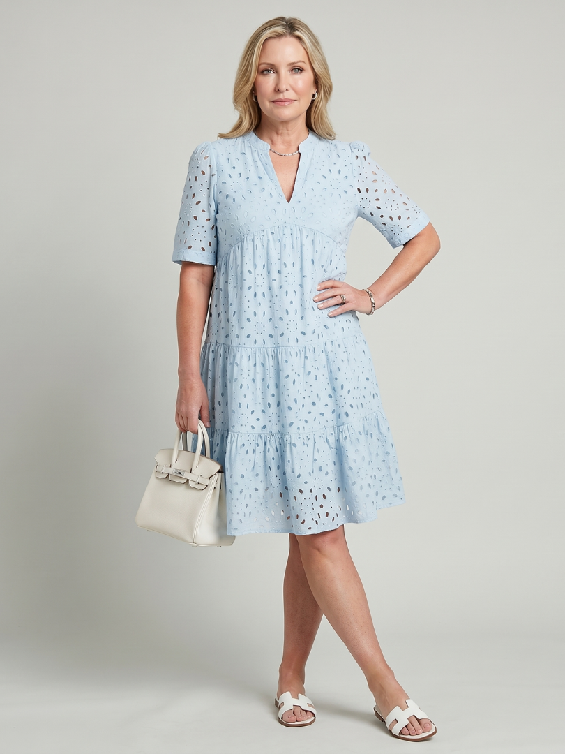Nicolette | Robe à manches courtes avec détails en œillets, longueur genoux