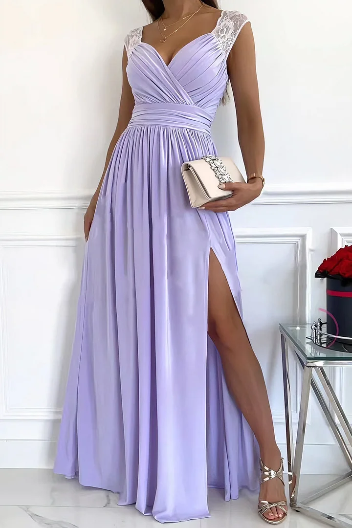 Robe sans manches en dentelle avec ouverture à l'ourlet et au dos