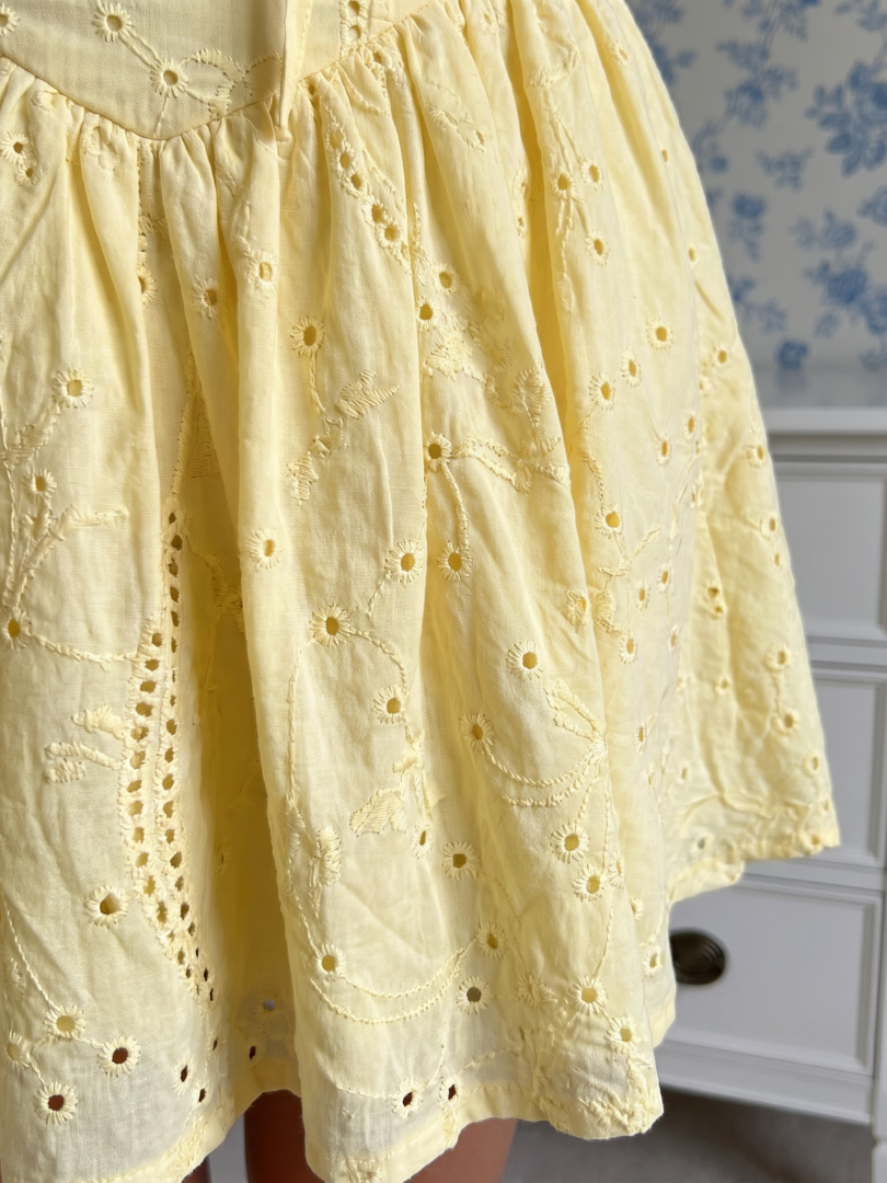 Wigen | Robe Mini à Détails en Dentelle avec Manches Bouffantes Courtes