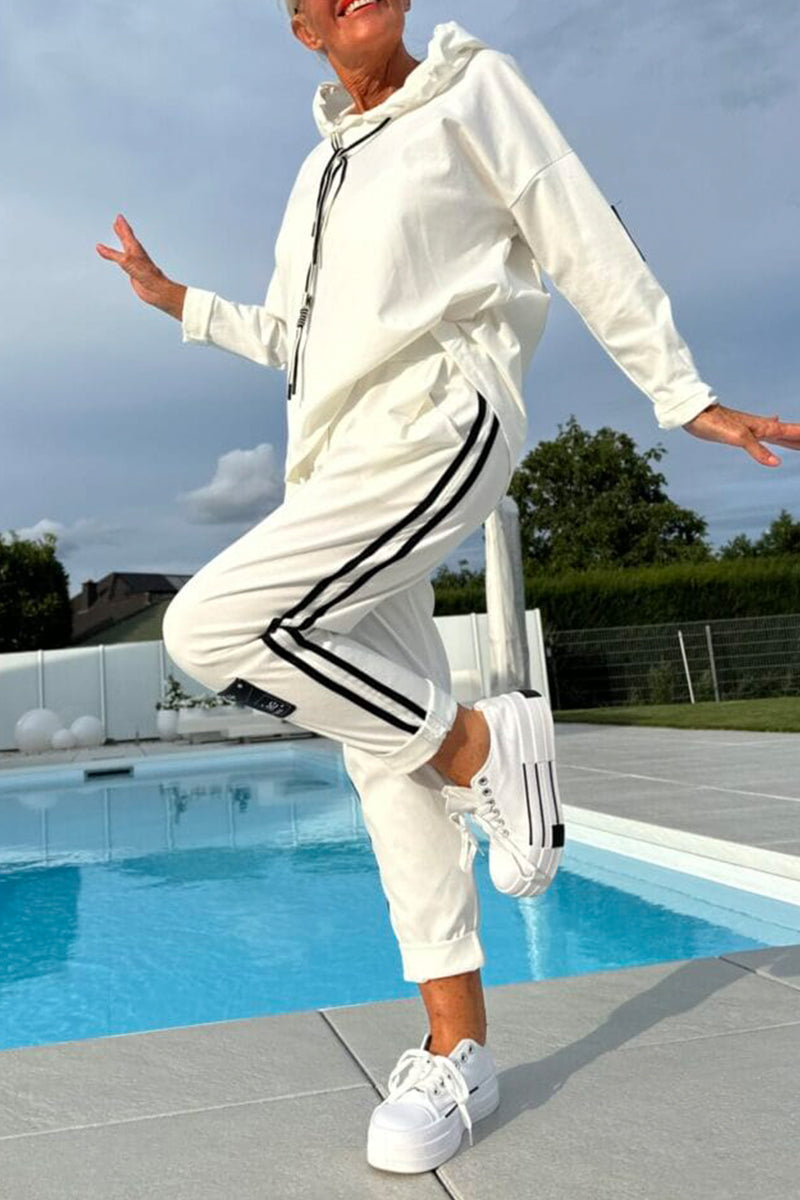 Lucia | ensemble confortable pour femmes, sweat à capuche combiné avec un pantalon rayé.