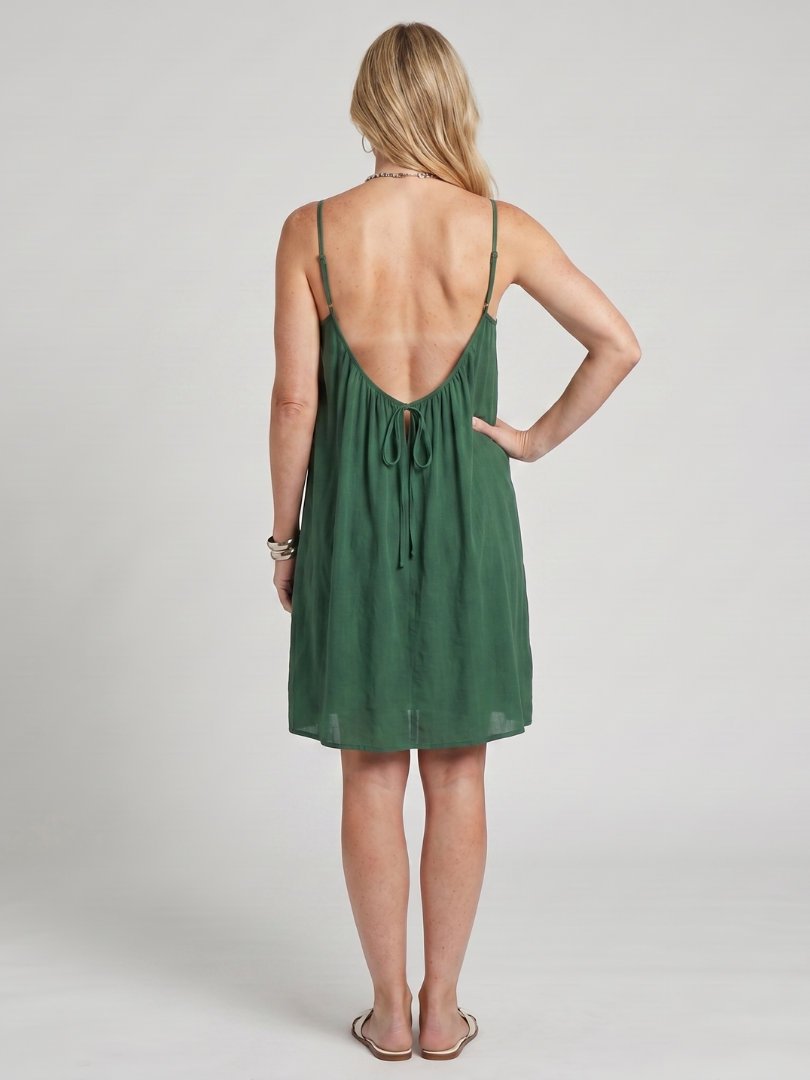 Lysara | Robe à bretelles spaghetti, dos ouvert, longueur genoux