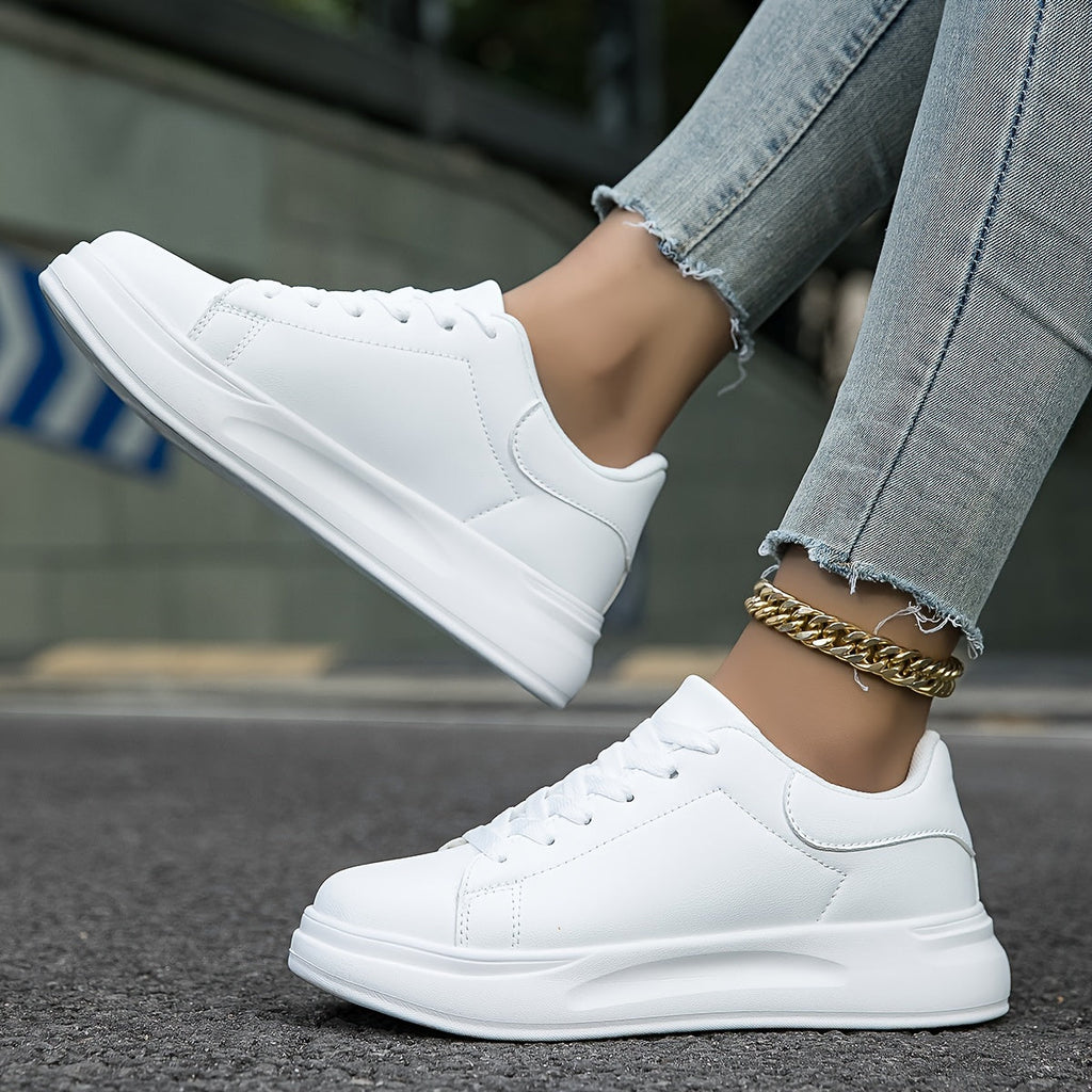 Baskets à lacets pour femmes blanches avec surface lisse