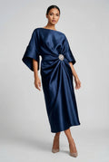 Robe Midi en Satin pour Invité de Mariage avec Manches Chauve-Souris et Broche en Bijoux
