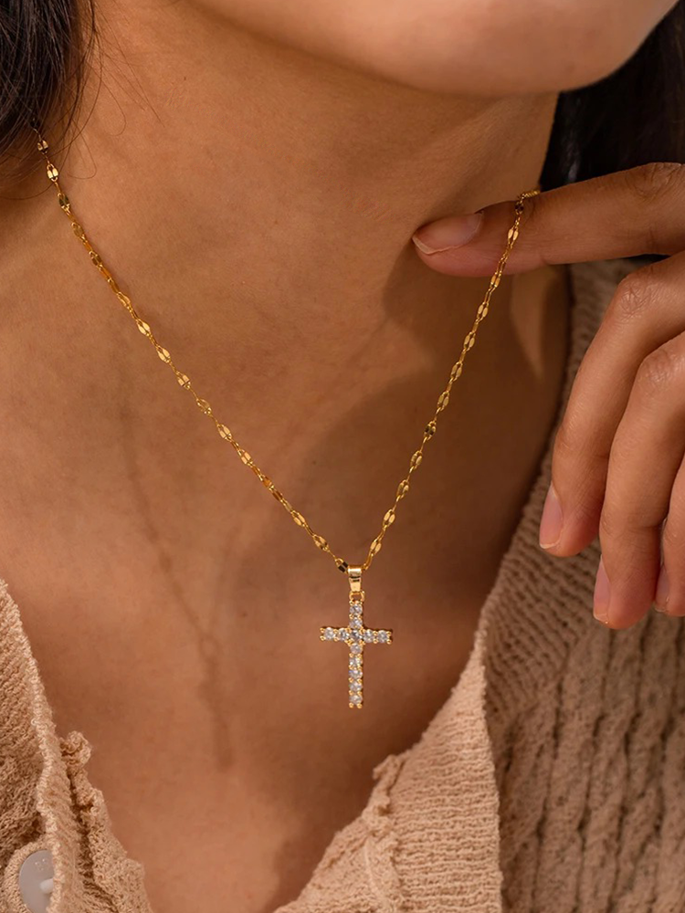 Echoarchiv | Chaîne croix en or en acier inoxydable avec un magnifique pendentif