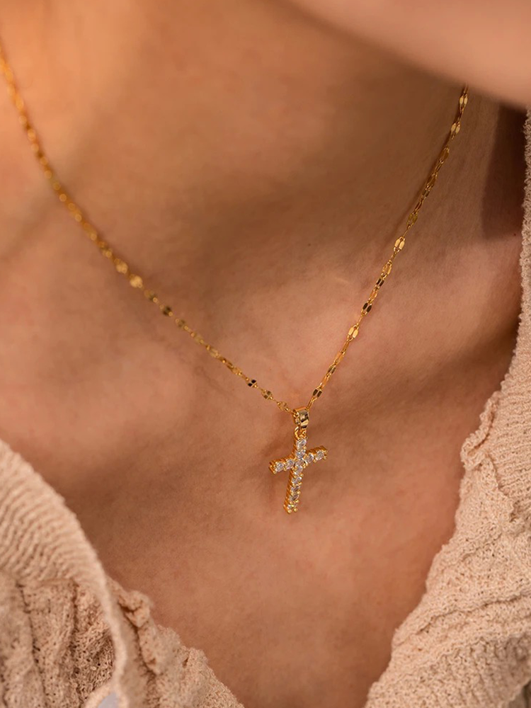 Echoarchiv | Chaîne croix en or en acier inoxydable avec un magnifique pendentif