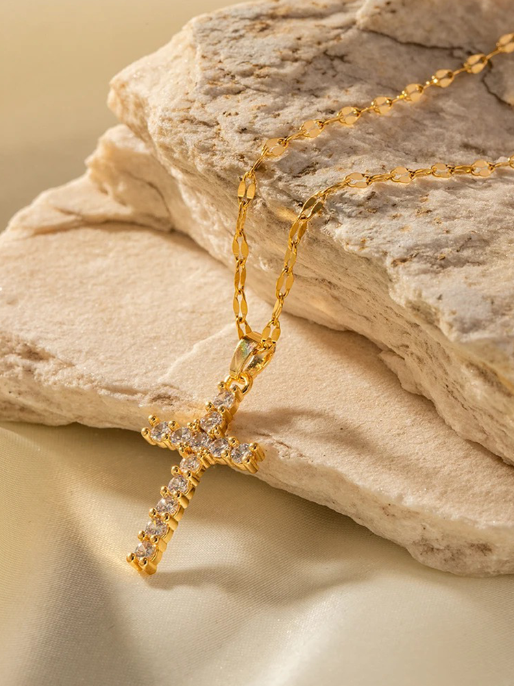 Echoarchiv | Chaîne croix en or en acier inoxydable avec un magnifique pendentif