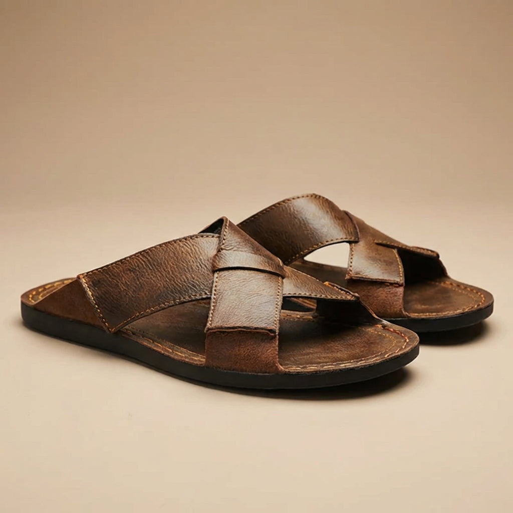 Sandales pour hommes avec des sangles croisées et semelle plate pour un usage quotidien [69 caractères]
