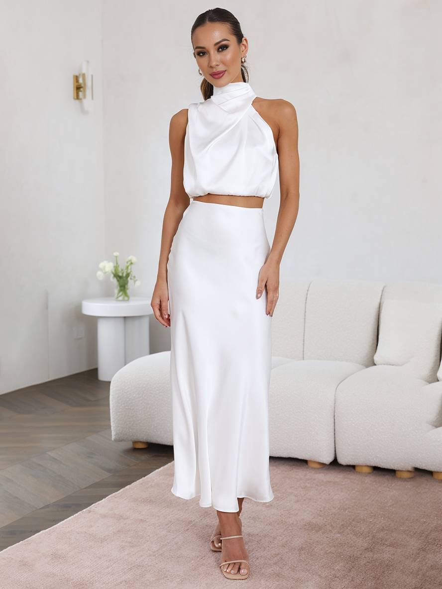 Ensemble de Deux Pièces pour Femme avec Top Halter en Satin et Jupe Maxi
