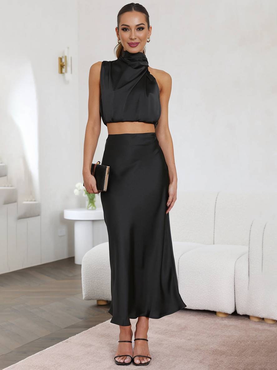 Ensemble de Deux Pièces pour Femme avec Top Halter en Satin et Jupe Maxi
