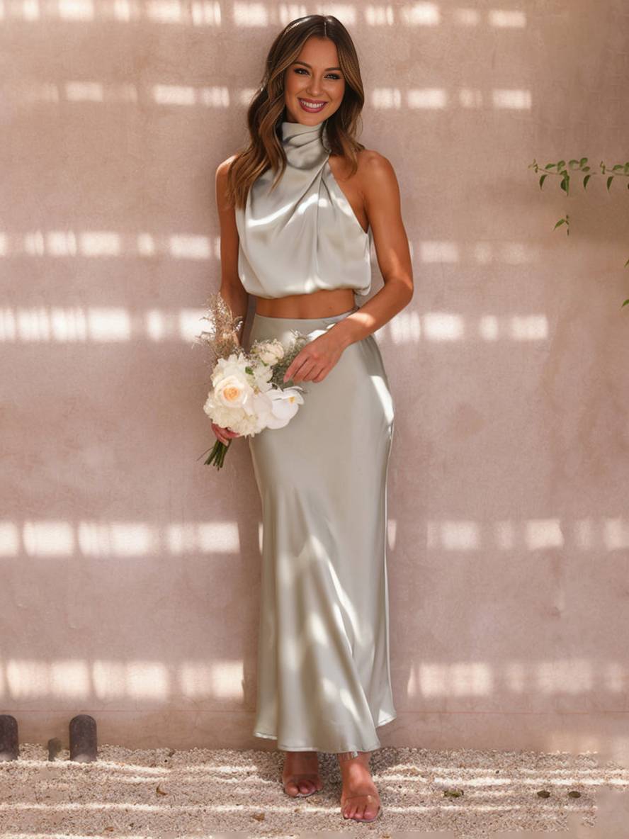 Ensemble de Deux Pièces pour Femme avec Top Halter en Satin et Jupe Maxi
