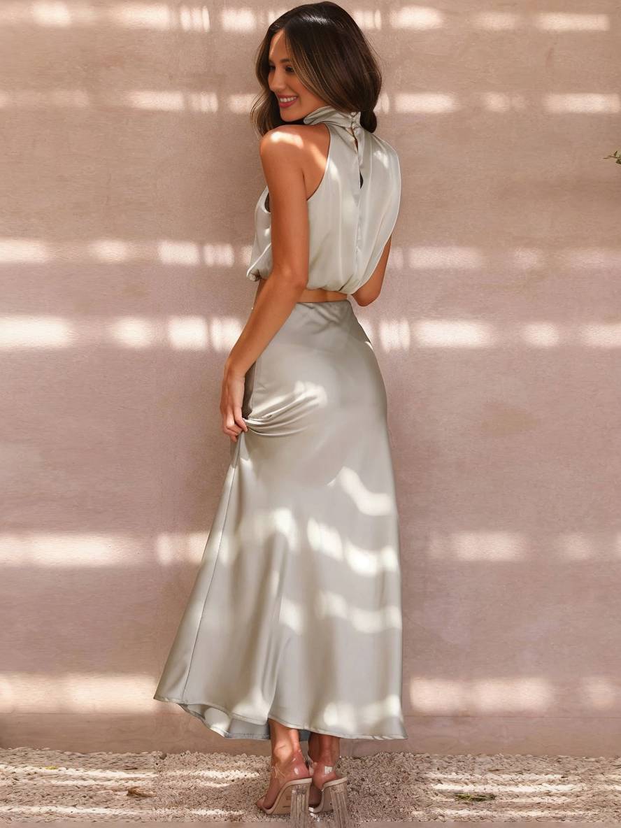 Ensemble de Deux Pièces pour Femme avec Top Halter en Satin et Jupe Maxi