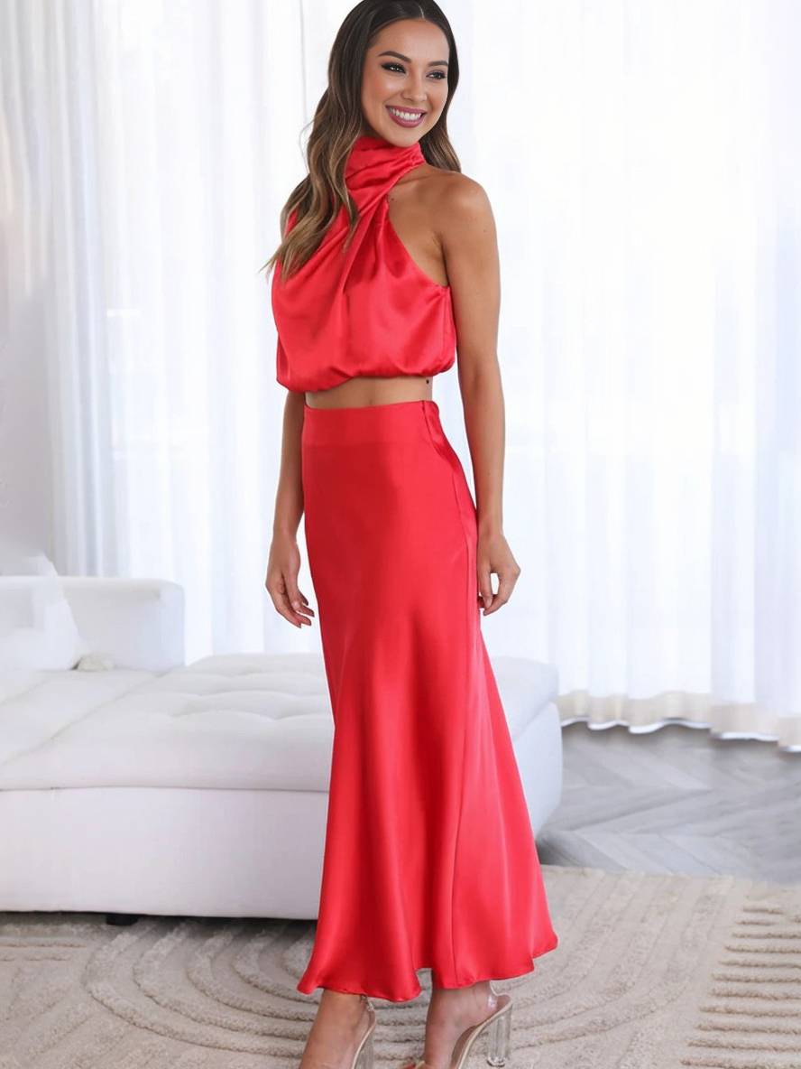 Ensemble de Deux Pièces pour Femme avec Top Halter en Satin et Jupe Maxi