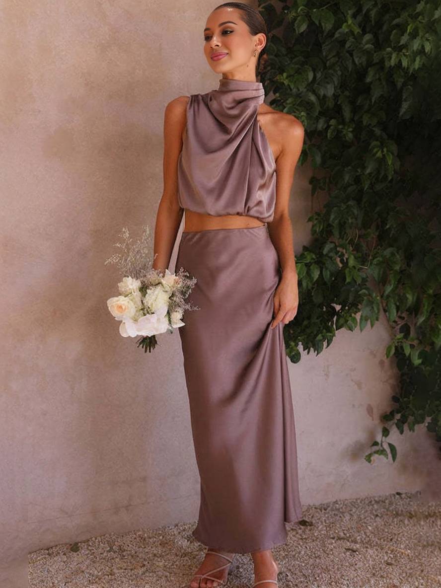 Ensemble de Deux Pièces pour Femme avec Top Halter en Satin et Jupe Maxi