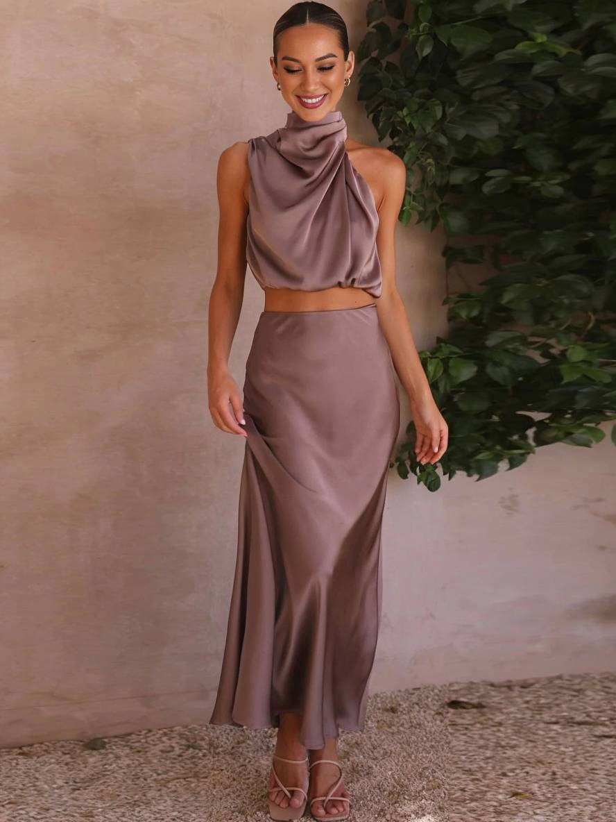 Ensemble de Deux Pièces pour Femme avec Top Halter en Satin et Jupe Maxi