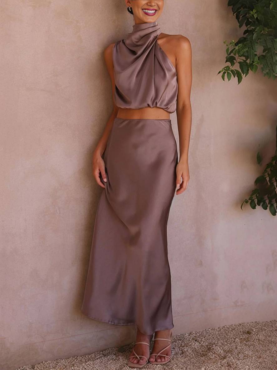 Ensemble de Deux Pièces pour Femme avec Top Halter en Satin et Jupe Maxi