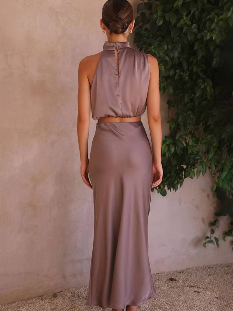 Ensemble de Deux Pièces pour Femme avec Top Halter en Satin et Jupe Maxi