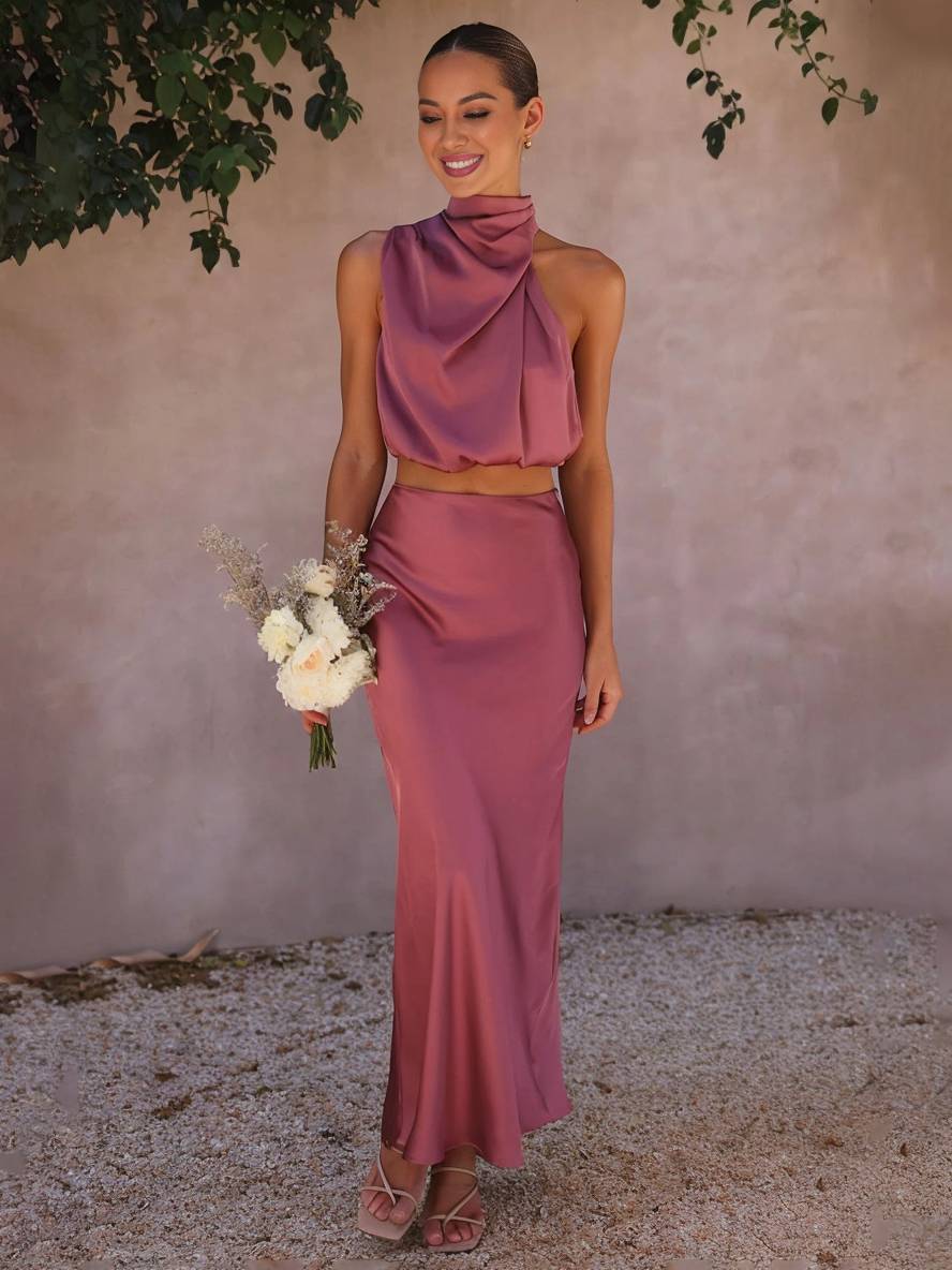 Ensemble de Deux Pièces pour Femme avec Top Halter en Satin et Jupe Maxi