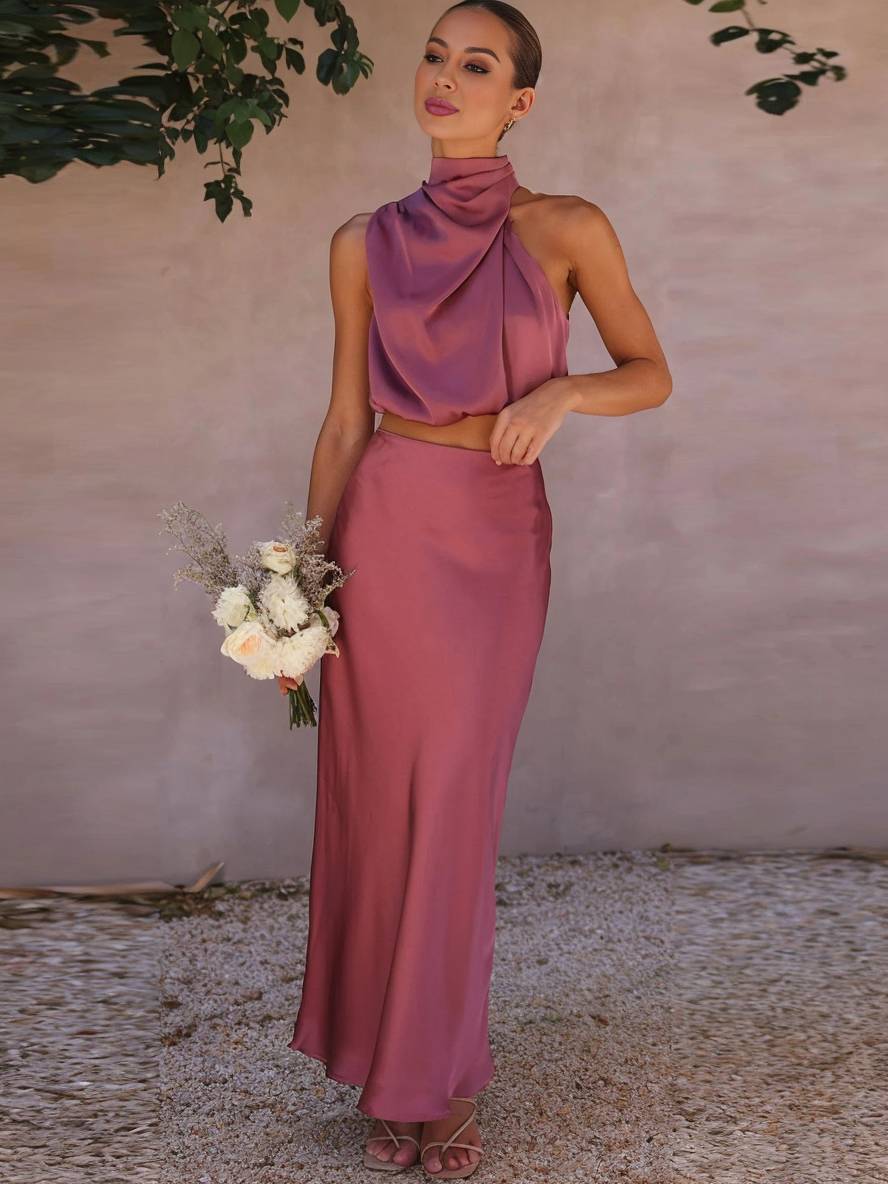Ensemble de Deux Pièces pour Femme avec Top Halter en Satin et Jupe Maxi