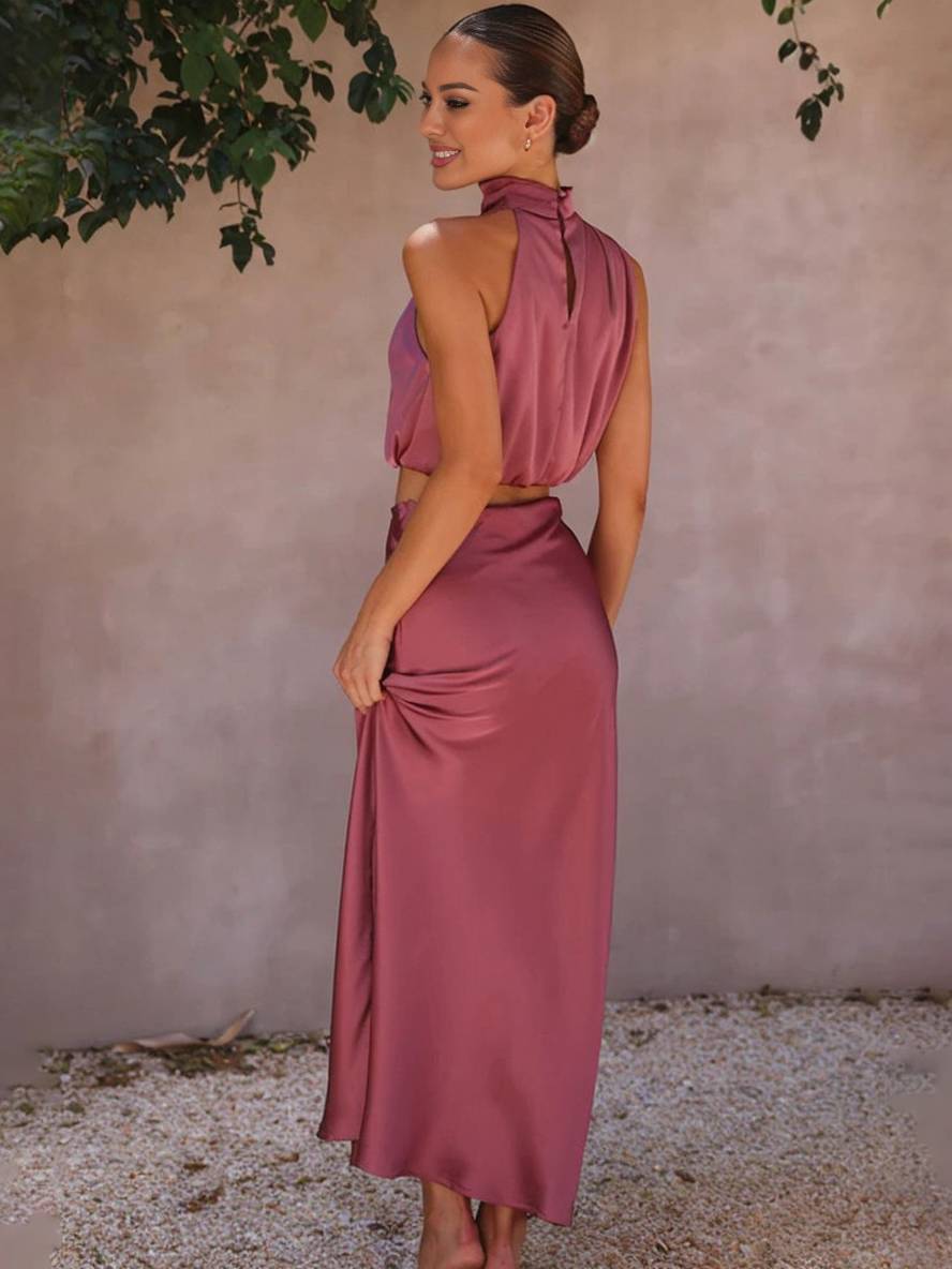 Ensemble de Deux Pièces pour Femme avec Top Halter en Satin et Jupe Maxi