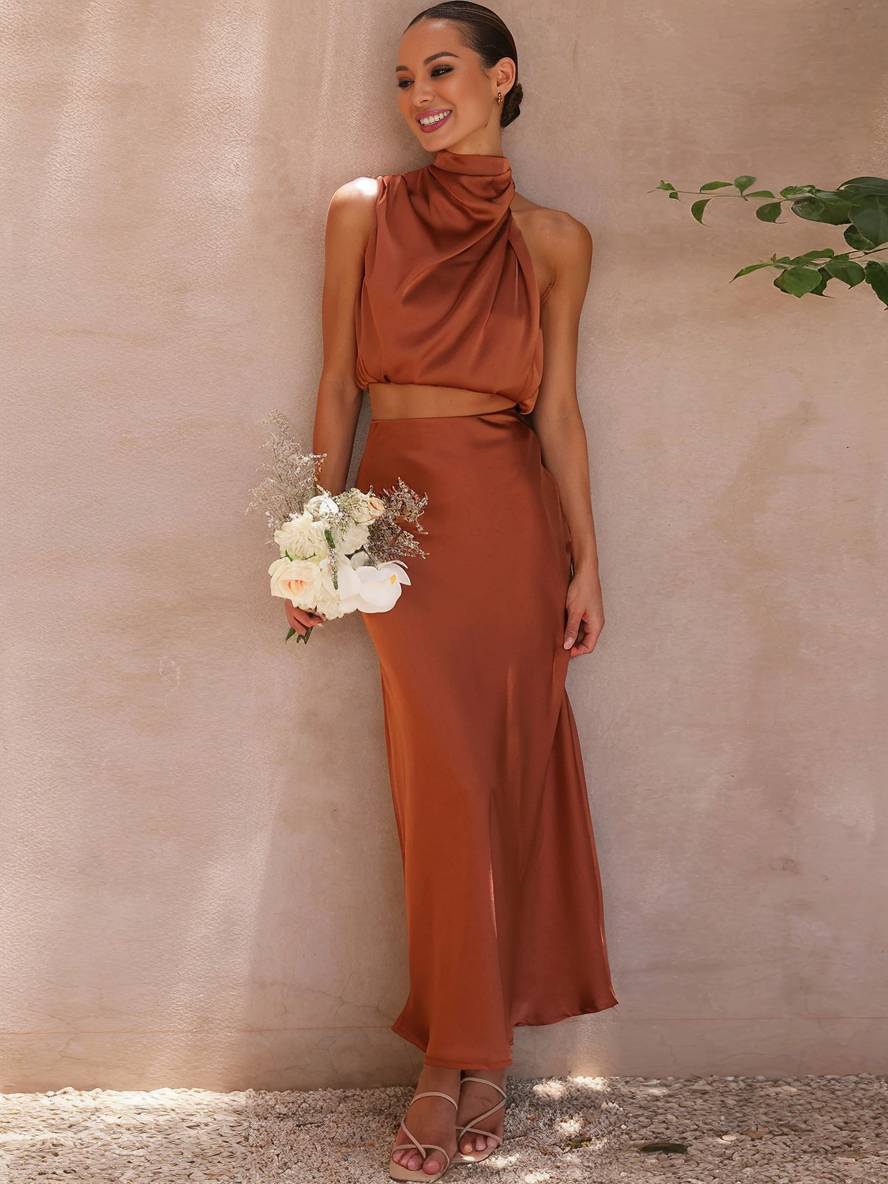 Ensemble de Deux Pièces pour Femme avec Top Halter en Satin et Jupe Maxi