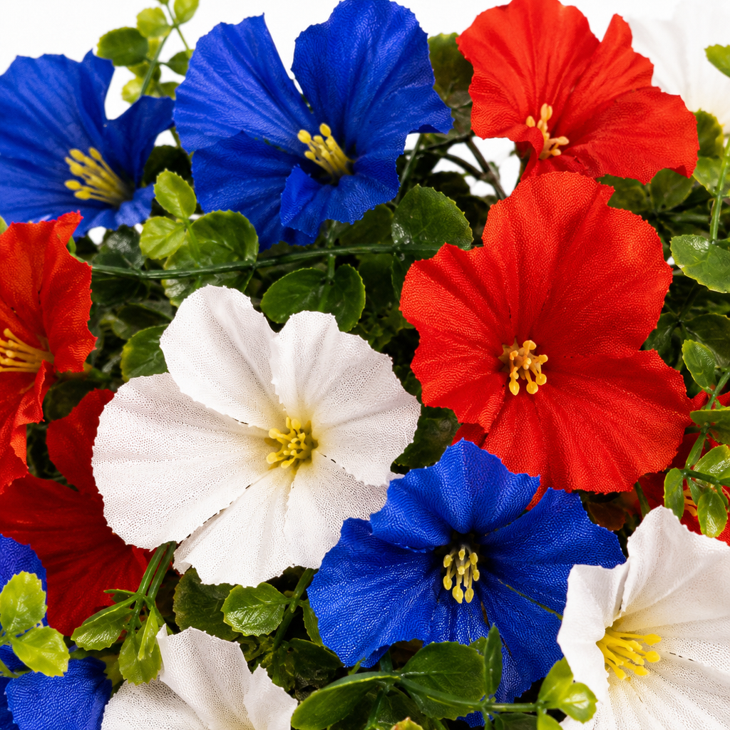 Liberty Bloom – Panier de Fleurs Suspendu Patriotique avec Lumières LED, Fleurs en Soie Rouge, Blanche et Bleue pour la Décoration de Porche du 4 Juillet
