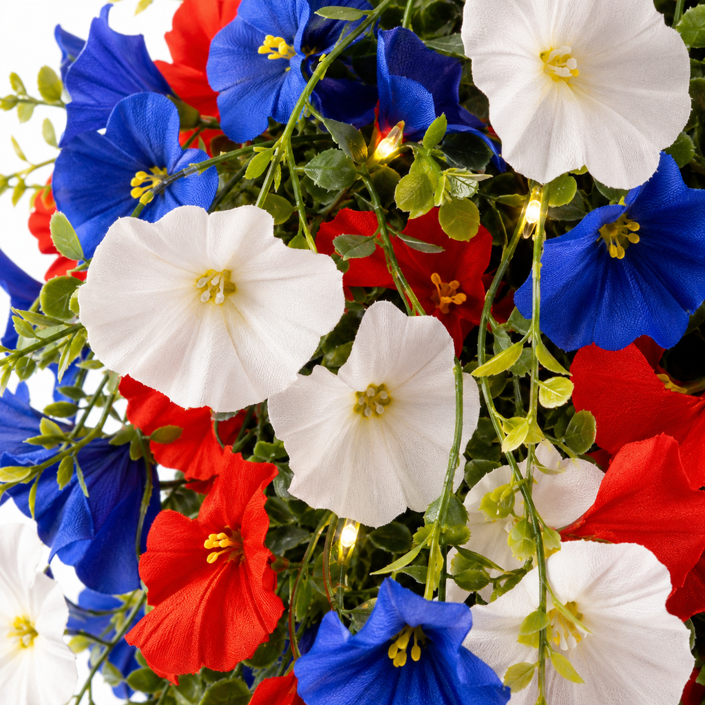 Liberty Bloom – Panier de Fleurs Suspendu Patriotique avec Lumières LED, Fleurs en Soie Rouge, Blanche et Bleue pour la Décoration de Porche du 4 Juillet