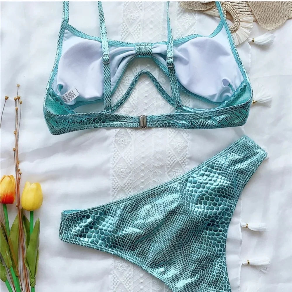 Ensemble de Bikini Femme | Imprimé Python Métallique avec Découpe & Détail Twist
