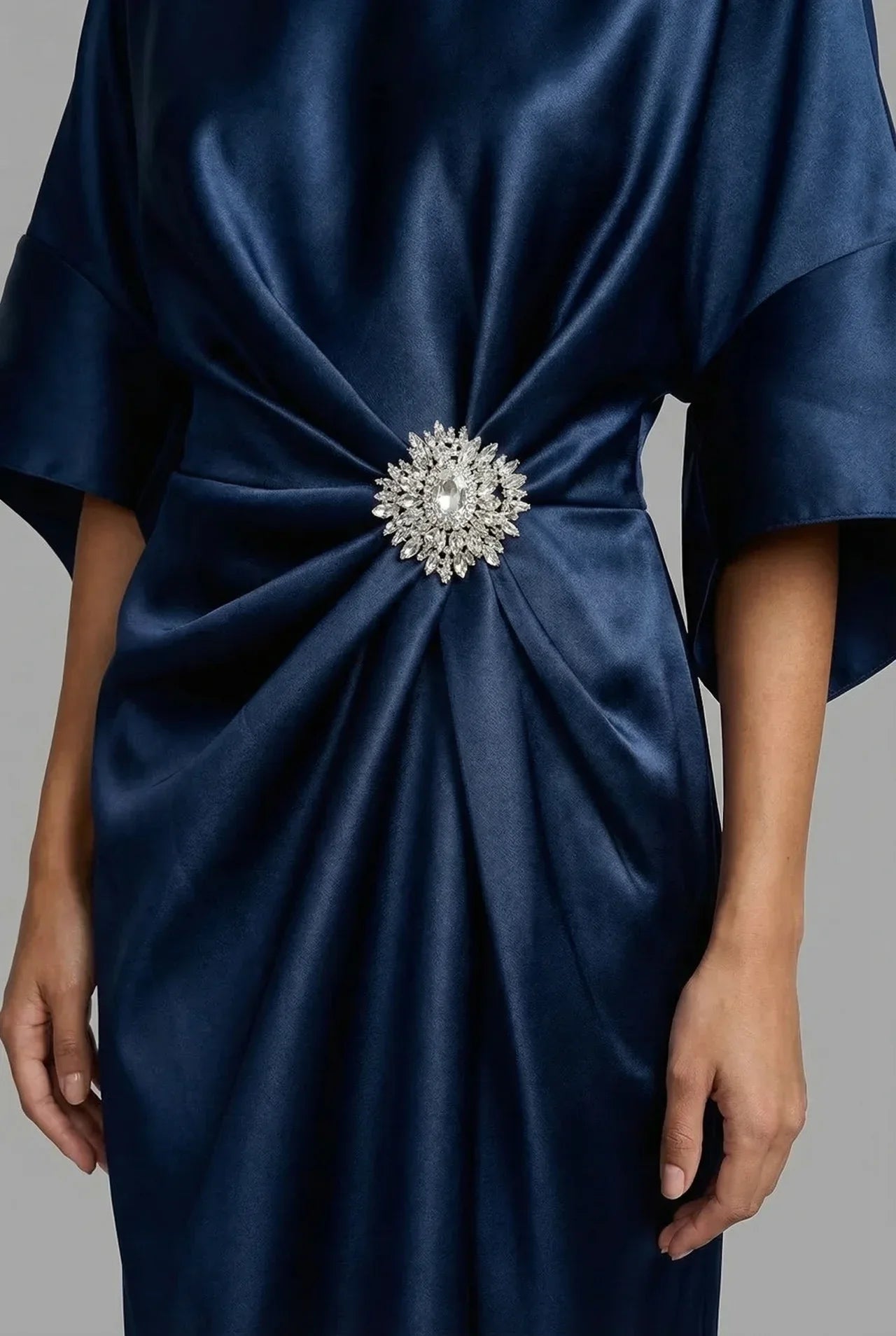 Robe Midi en Satin pour Invité de Mariage avec Manches Chauve-Souris et Broche en Bijoux