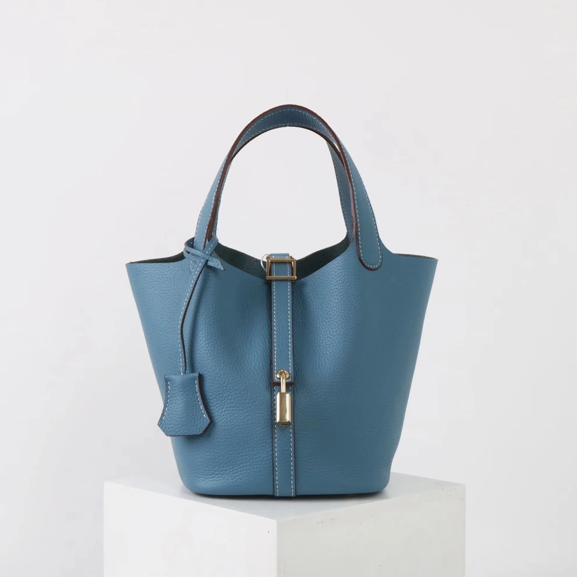 Sac seau en cuir taupe de luxe