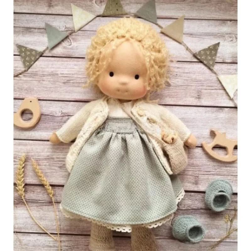 Selina – Poupée Waldorf en coton fait main pour jouer de manière créative