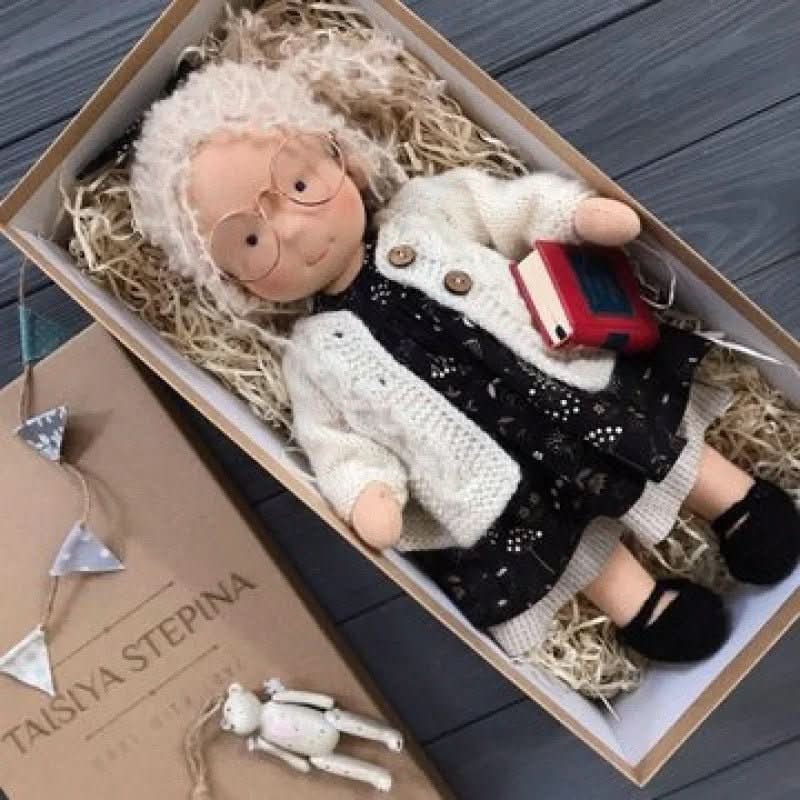 Selina – Poupée Waldorf en coton fait main pour jouer de manière créative