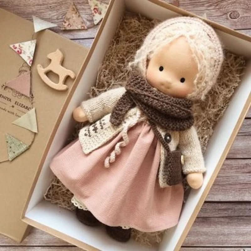 Selina – Poupée Waldorf en coton fait main pour jouer de manière créative