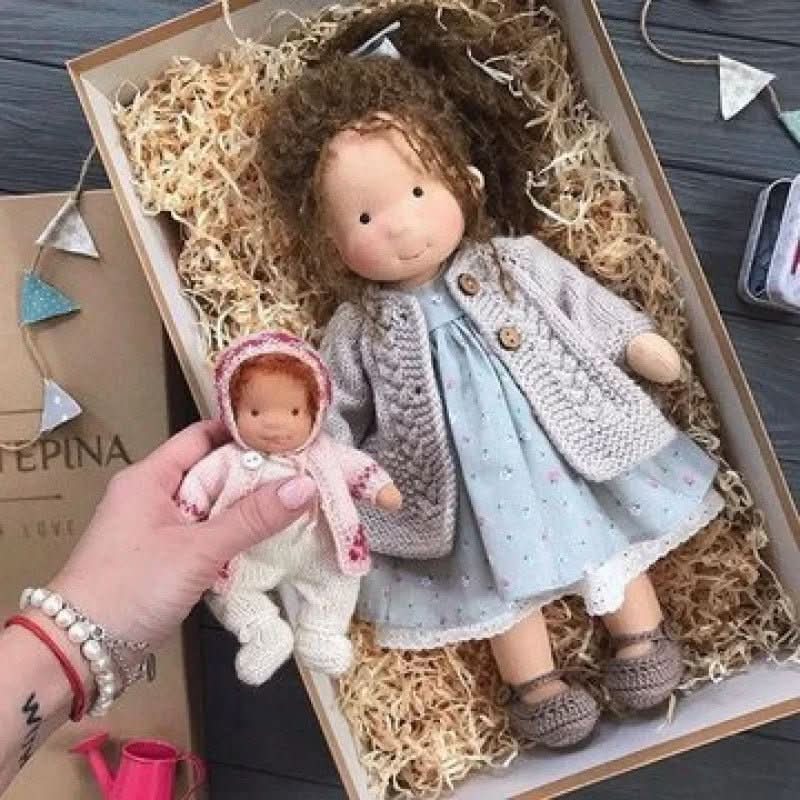 Selina – Poupée Waldorf en coton fait main pour jouer de manière créative
