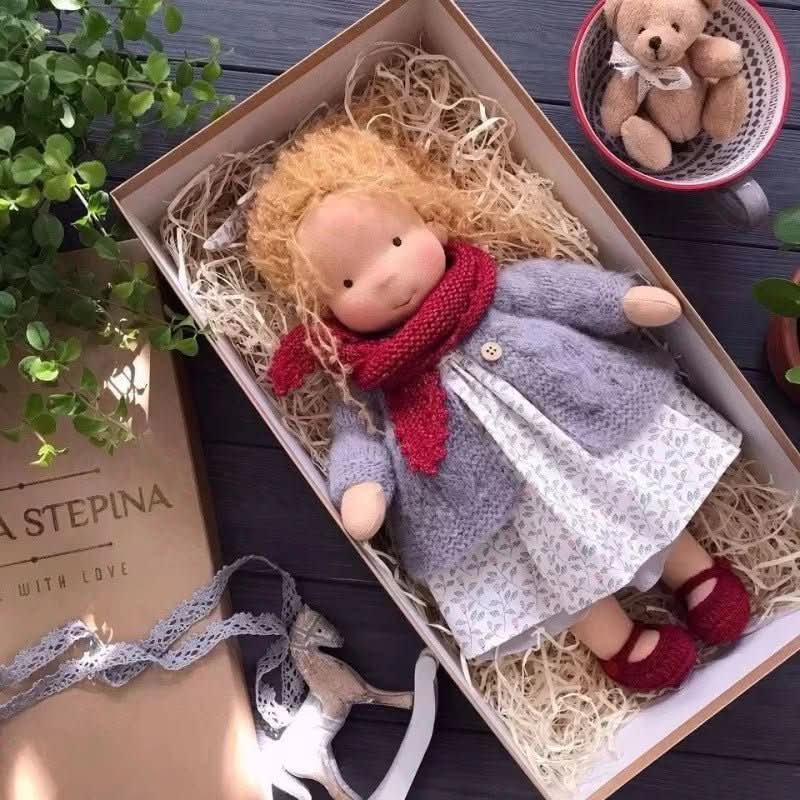 Selina – Poupée Waldorf en coton fait main pour jouer de manière créative