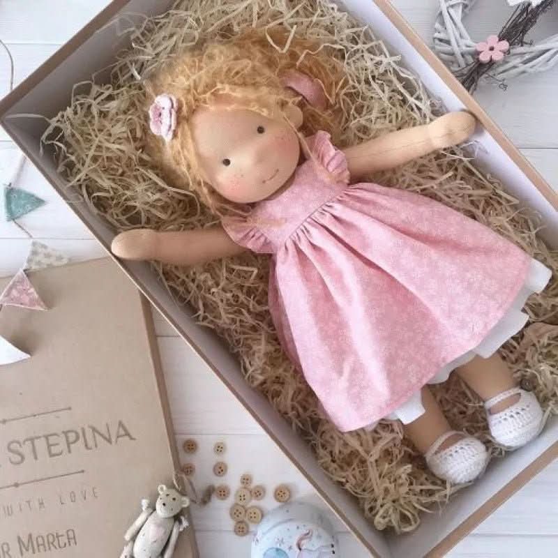 Selina – Poupée Waldorf en coton fait main pour jouer de manière créative