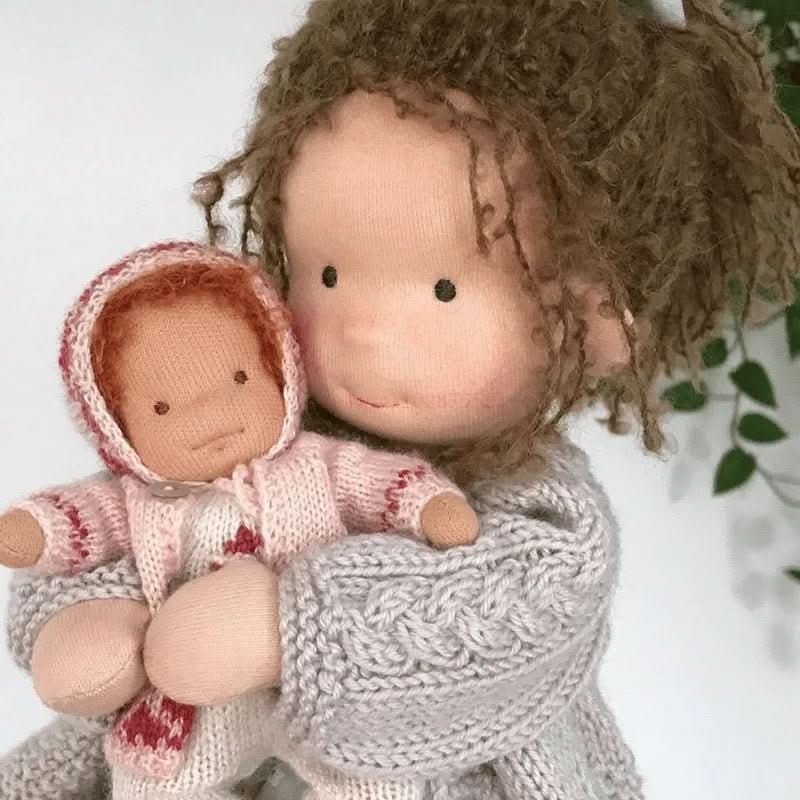 Selina – Poupée Waldorf en coton fait main pour jouer de manière créative