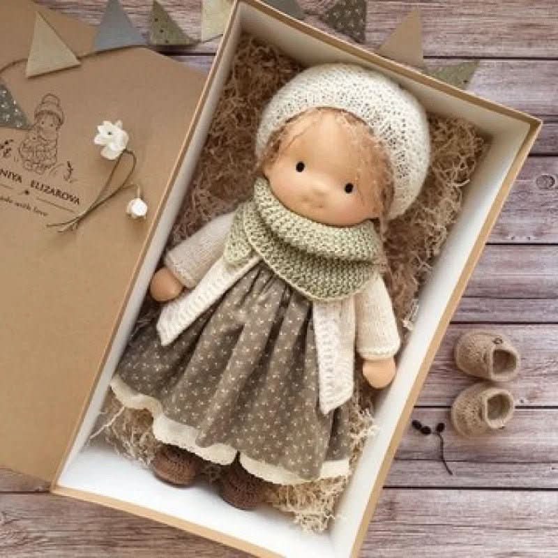 Selina – Poupée Waldorf en coton fait main pour jouer de manière créative
