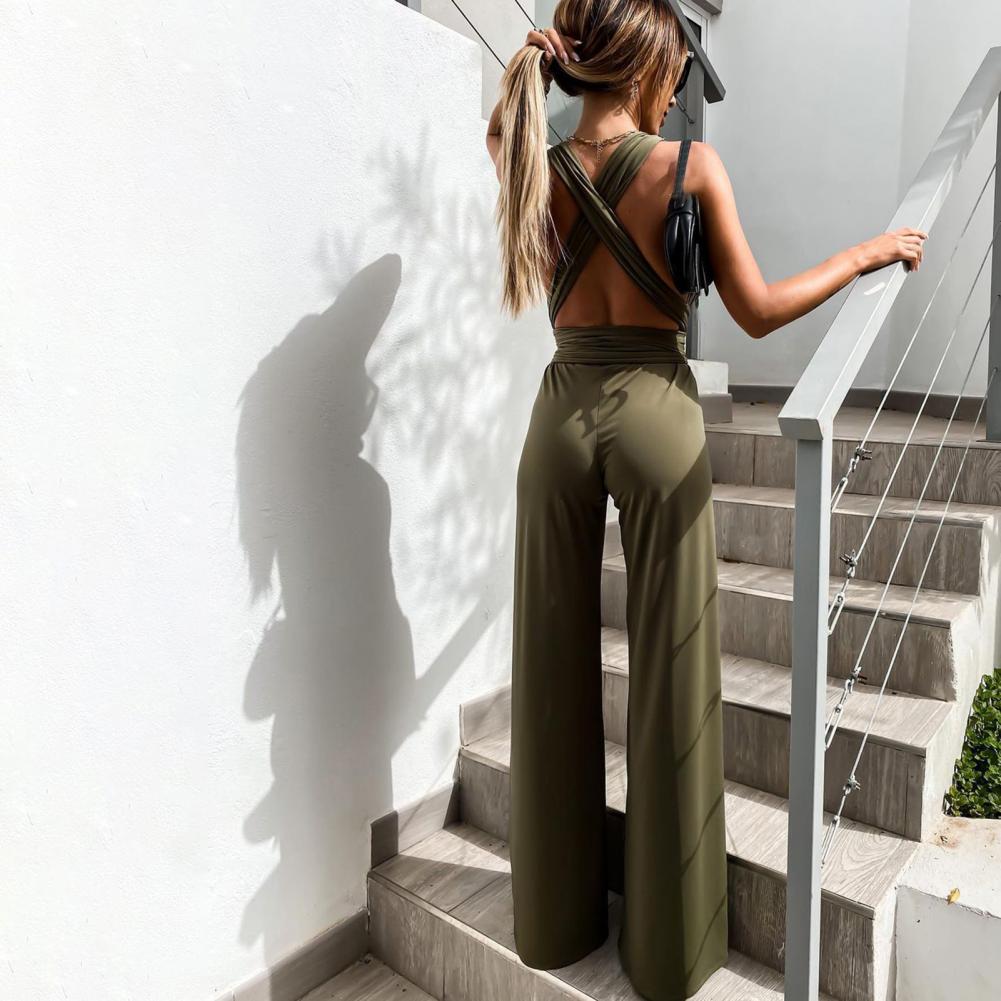 Combinaison élégante sans manches avec décolleté en V, ceinture et jambes larges