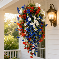 Liberty Bloom – Panier de Fleurs Suspendu Patriotique avec Lumières LED, Fleurs en Soie Rouge, Blanche et Bleue pour la Décoration de Porche du 4 Juillet