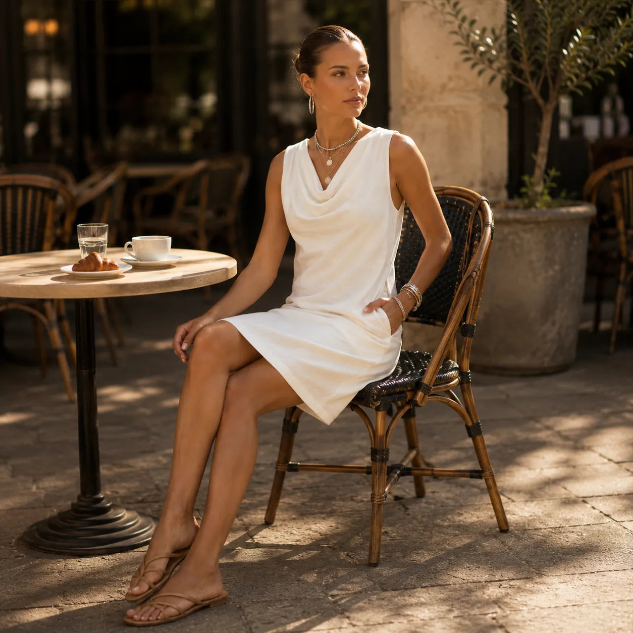 Solenne – Robe Mini à Col Châle avec Poches, Coupe Slim Sans Manches