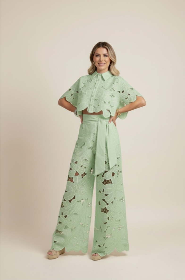 Ensemble de Deux Pièces en Polyester avec Chemise en Dentelle Découpée et Pantalon Large