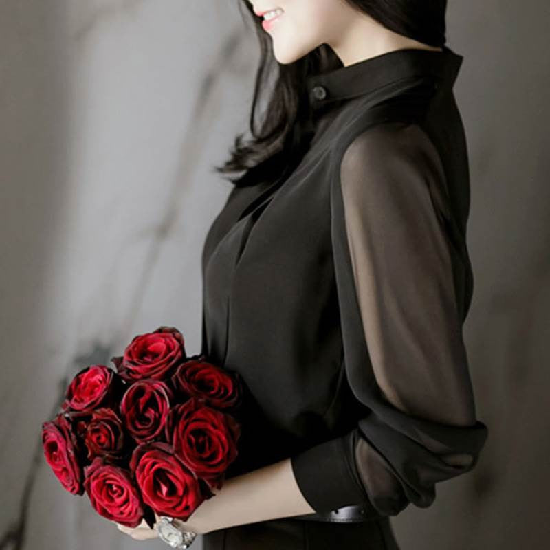 Blouse avec décolleté asymétrique et manches en filet
