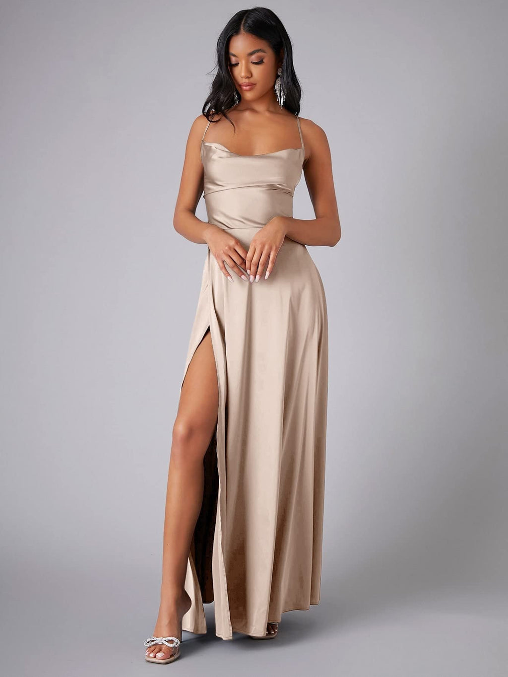 Robe maxi élégante pour femmes avec des bretelles spaghetti fluides et séduisantes – Echo Archiv