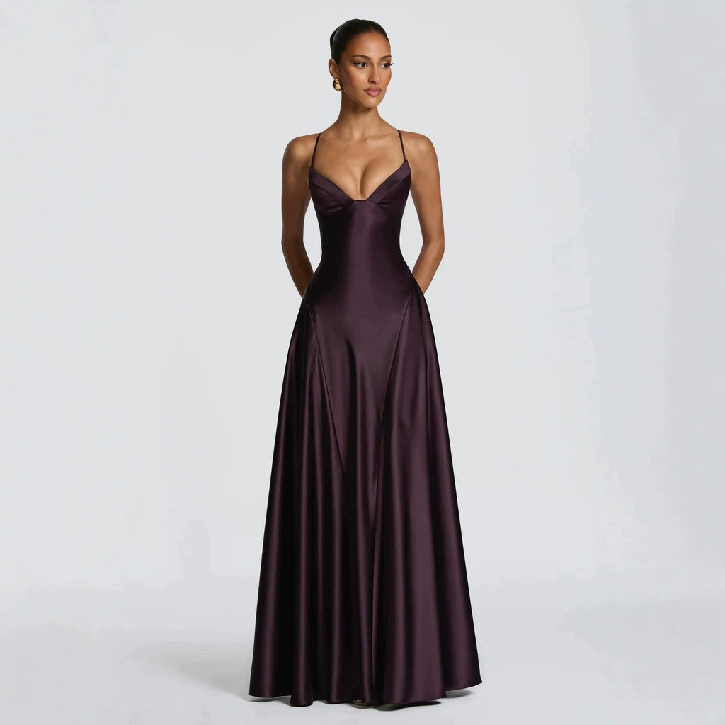 Robe maxi en satin élégante pour femmes avec des bretelles spaghetti raffinées Echo Archiv